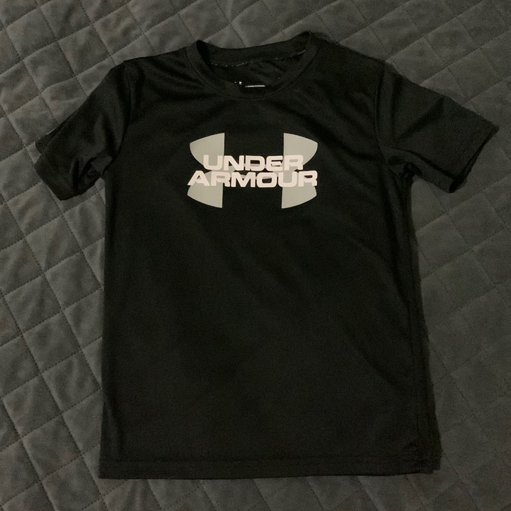 Kids Under Armour shirt..size 6‼️EUC‼️